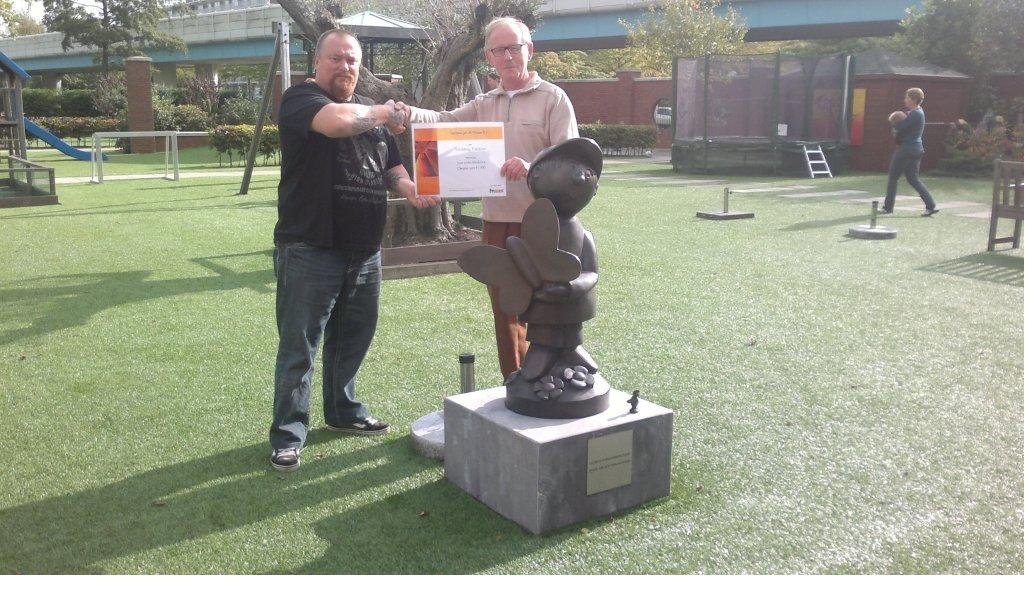 foto cheque uitreiking FN Steel